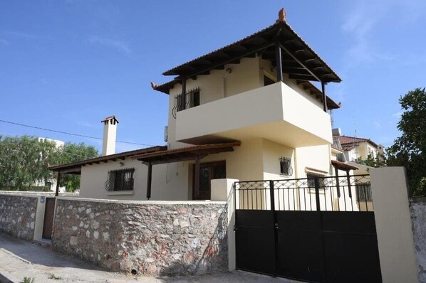 Front of property - Elida Inn (Markopoulo Mesogaias)