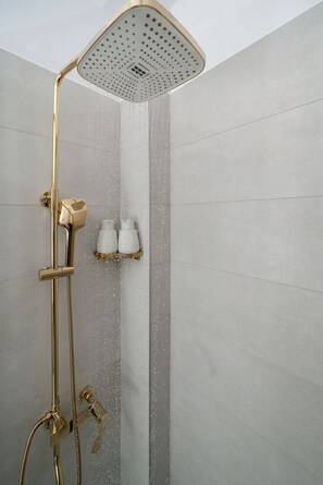 Deluxe Suite | Bathroom