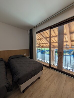 Habitación Confort con 1 cama matrimonial o 2 individuales, para no fumadores | Artículos del minibar gratis y escritorio 