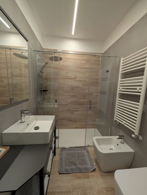Comfort Double or Twin Room, Non Smoking | Bathroom | Shower, free toiletries, towels, soap - B&B Cà Breganze (Breganze)