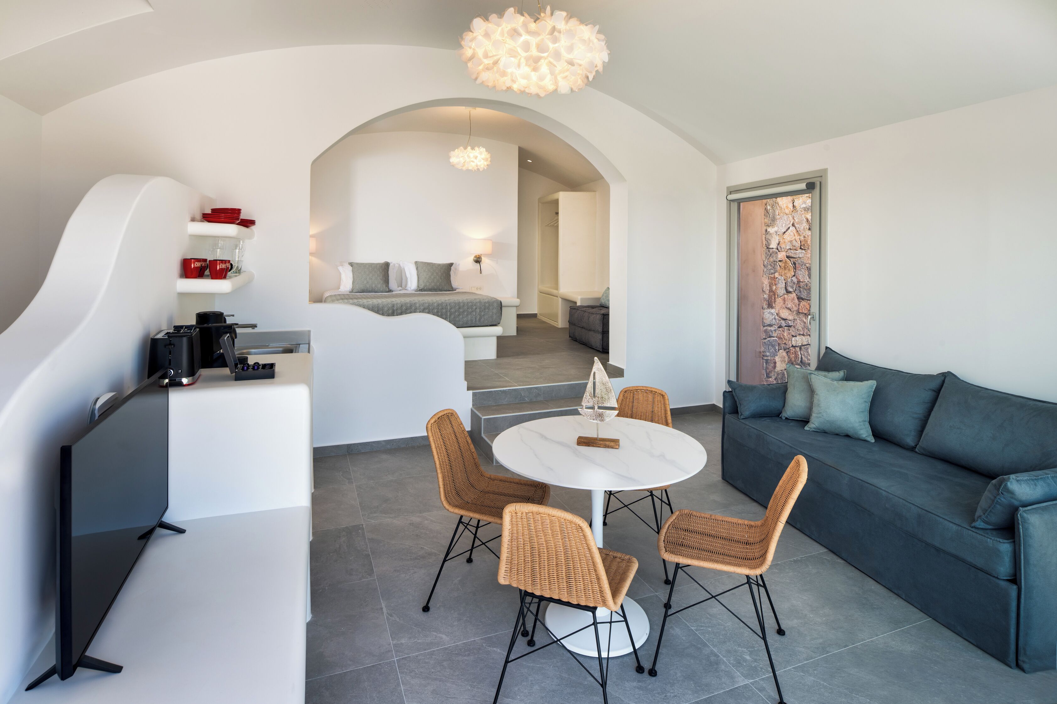 Deluxe suite, privézwembad, uitzicht op zee | Woonruimte | Flatscreentelevisie