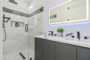 Hair dryer, soap - Newly Built Rooftop 5 BED 6 BATHS Home in Dallas!

 (Dallas)