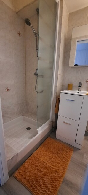 提供毛巾、廁紙