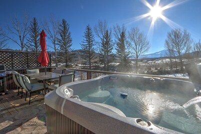 Hot Tub with Amazing Views, Game Room, Family Friendly, Central Location