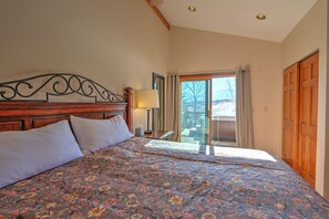 3 habitaciones, escritorio y tabla de planchar con plancha 