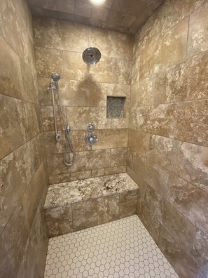 Een douche, een haardroger, handdoeken, zeep