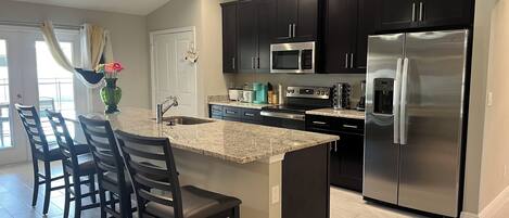 Een koelkast, een microgolfoven, een oven, een kookplaat