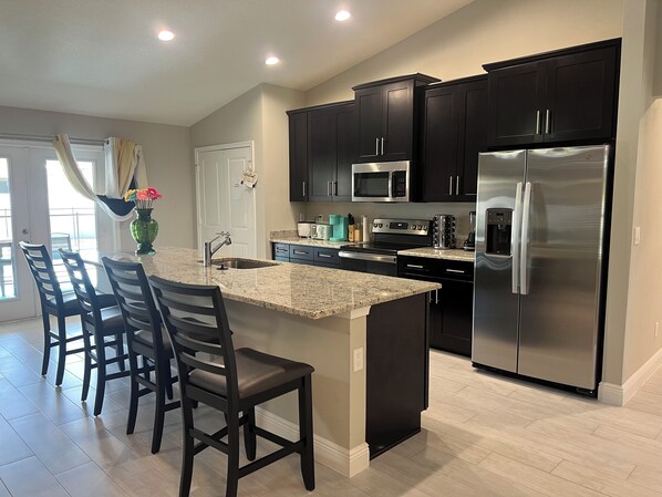 冷蔵庫、電子レンジ、オーブン、コンロ