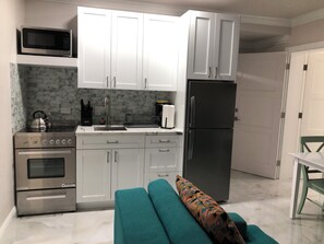 Fridge, microwave, oven, stovetop - This charming modern apartment is a perfect Nassau escape with WiFi, AC, pool. (Nassau)