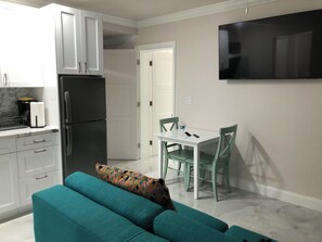 Smart TV - This charming modern apartment is a perfect Nassau escape with WiFi, AC, pool. (Nassau)