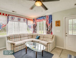 TV - Spacious 3 bedroom house in Little River. WiFi, AC, pool near Cherry Grove beach (Little River)