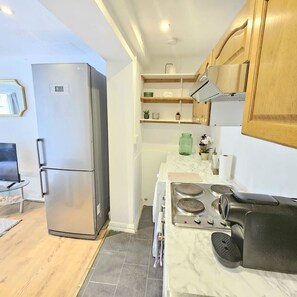 Réfrigérateur, micro-ondes, four, plaque de cuisson