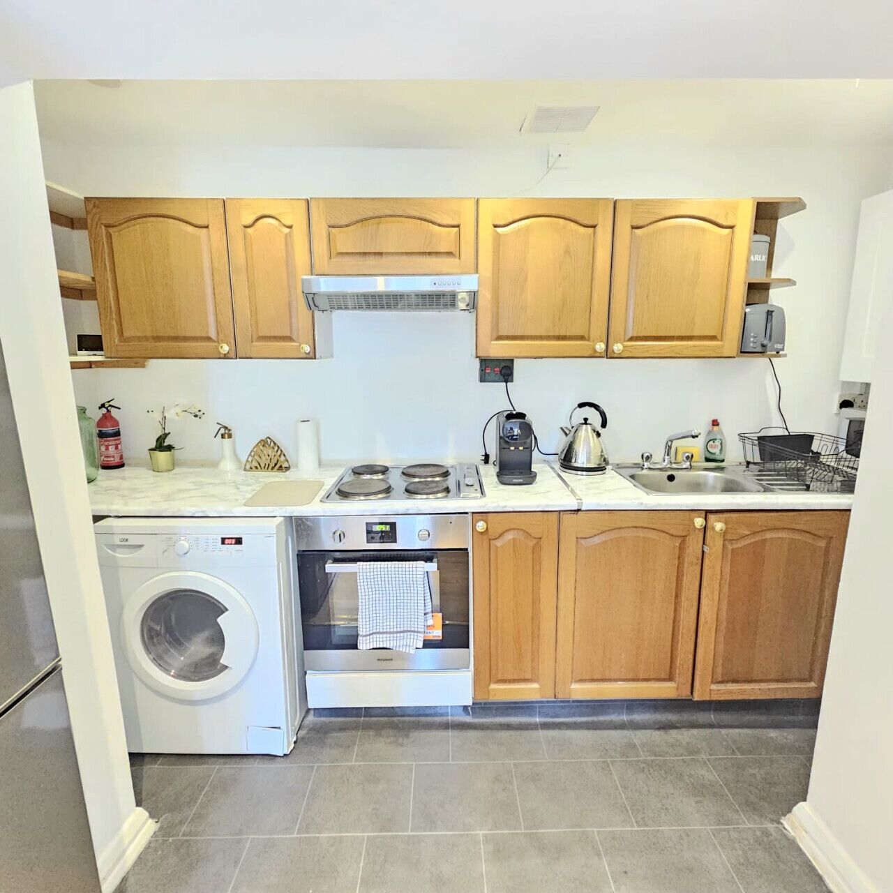 Kühlschrank, Mikrowelle, Ofen, Herdplatte