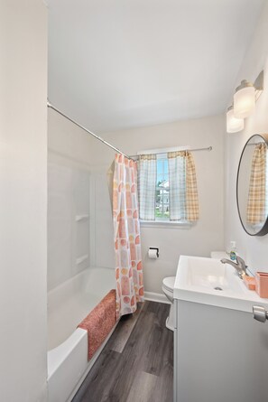 Towels, toilet paper - Charming 3-bedroom house with WiFi, AC in fabulous Newport News (Newport News)