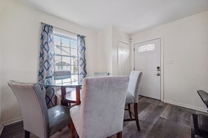 Dining - Charming 3-bedroom house with WiFi, AC in fabulous Newport News (Newport News)