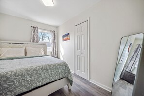 3 bedrooms, iron/ironing board, WiFi, bed sheets - Charming 3-bedroom house with WiFi, AC in fabulous Newport News (Newport News)