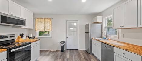 冷蔵庫、電子レンジ、オーブン、コンロ