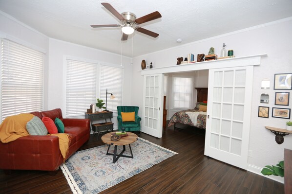 1 室のベッドルーム、WiFi、ベッドシーツ