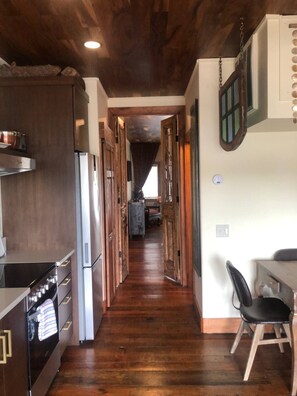 Fridge, microwave, oven, stovetop - Riverwalk Sunsets - On the Water (Wilmington)