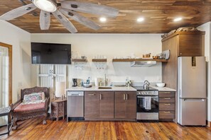 Cafetera y tetera, refrigerador, microondas y horno