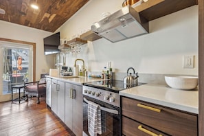 Coffee/tea maker, fridge, microwave, oven - Riverwalk Sunsets - On the Water (Wilmington)