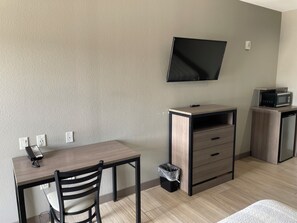 Deluxe Double Room, Smoking | Living area | 32-inch Smart TV with cable channels