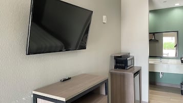Deluxe Double Room, Smoking | Living area
