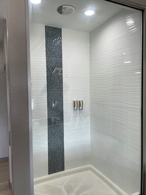 Suite supérieure, fumeur | Salle de bain | Serviettes fournies, savon, shampooing, papier de toilette