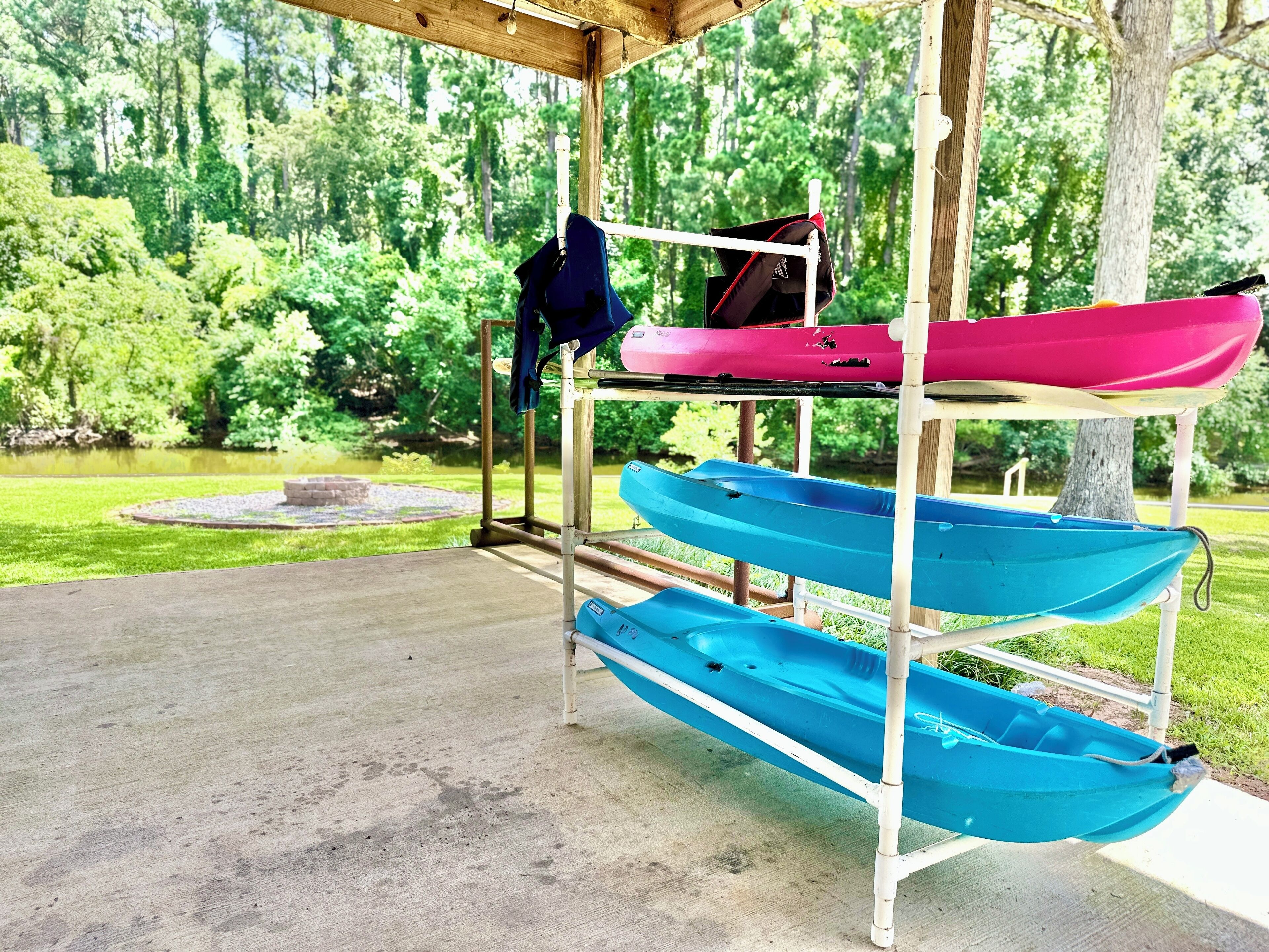 Lakefront Luxury: Ice Machine, Kayaks, Fire Pit, Your Getaway Awaits!