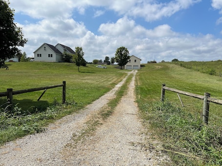 Enceinte de l’hébergement. Charming 2-bedroom cottage with WiFi, AC in peaceful Middlebury