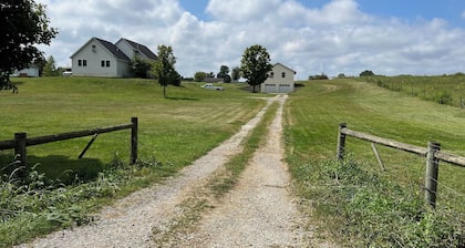 Charming 2-bedroom cottage with WiFi, AC in peaceful Middlebury