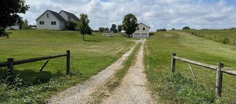 Charming 2-bedroom cottage with WiFi, AC in peaceful Middlebury