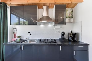 Frigorífico, microondas, placa de cocina y cafetera o tetera