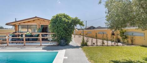 Una piscina al aire libre