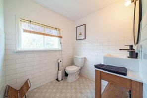 Secador de pelo, toallas, jabón y champú