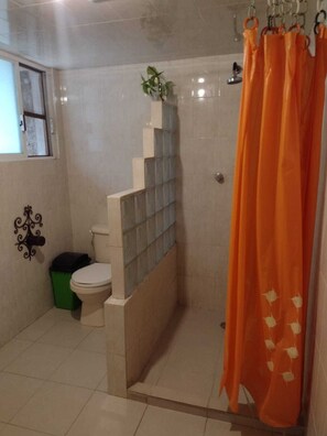 Handtücher, Seife, Shampoo, Toilettenpapier