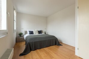 5 habitaciones, tabla de planchar con plancha, wifi y ropa de cama 