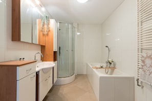 Shower, hair dryer, towels, soap - Gezinsvriendelijke Hoekwoning in Alkmaar met 5 Slaapkamers en Centrale Ligging (Alkmaar)