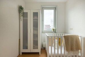 5 bedrooms, iron/ironing board, WiFi, bed sheets