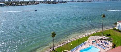 Lämmitetty uima-allas