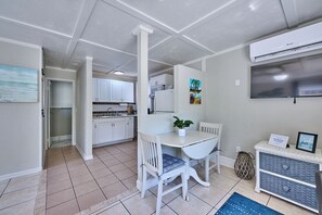 Dining - Cozy "Cottage Cove" in charming Lake Worth Beach (Lake Worth Beach)