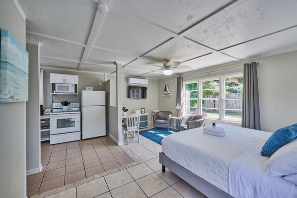 1 bedroom, iron/ironing board, WiFi, bed sheets - Cozy "Cottage Cove" in charming Lake Worth Beach (Lake Worth Beach)