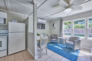 Interior - Cozy "Cottage Cove" in charming Lake Worth Beach (Lake Worth Beach)