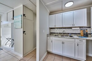 High chair, paper towels - Cozy "Cottage Cove" in charming Lake Worth Beach (Lake Worth Beach)