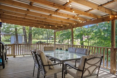 Enid Lake's charming 3-bedroom cabin with WiFi and AC in quaint Plum Point 