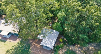 Enid Lake's charming 3-bedroom cabin with WiFi and AC in quaint Plum Point