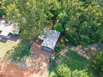 Enid Lake's charming 3-bedroom cabin with WiFi and AC in quaint Plum Point