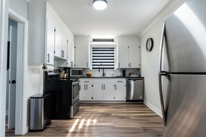 Fridge, microwave, oven, stovetop - Outdoor Sauna|Hot Tub|Playroom|Port Dallhousie (St. Catharines)