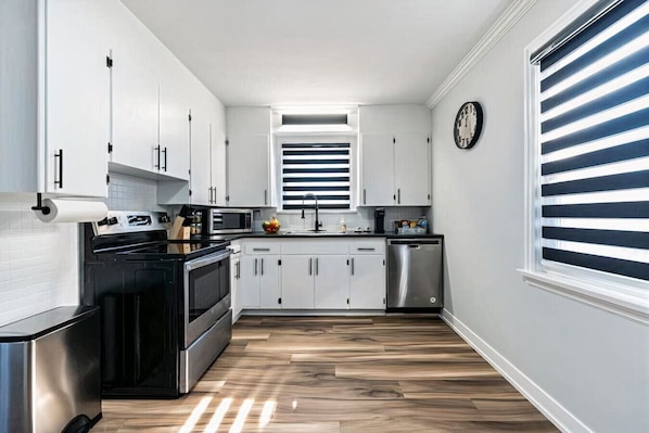 Refrigerador, microondas, horno, placa de cocina