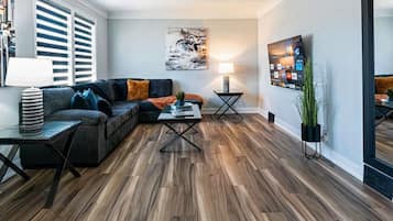 Smart-TV, Bücher, Arbeitsbereiche, Computerbildschirme